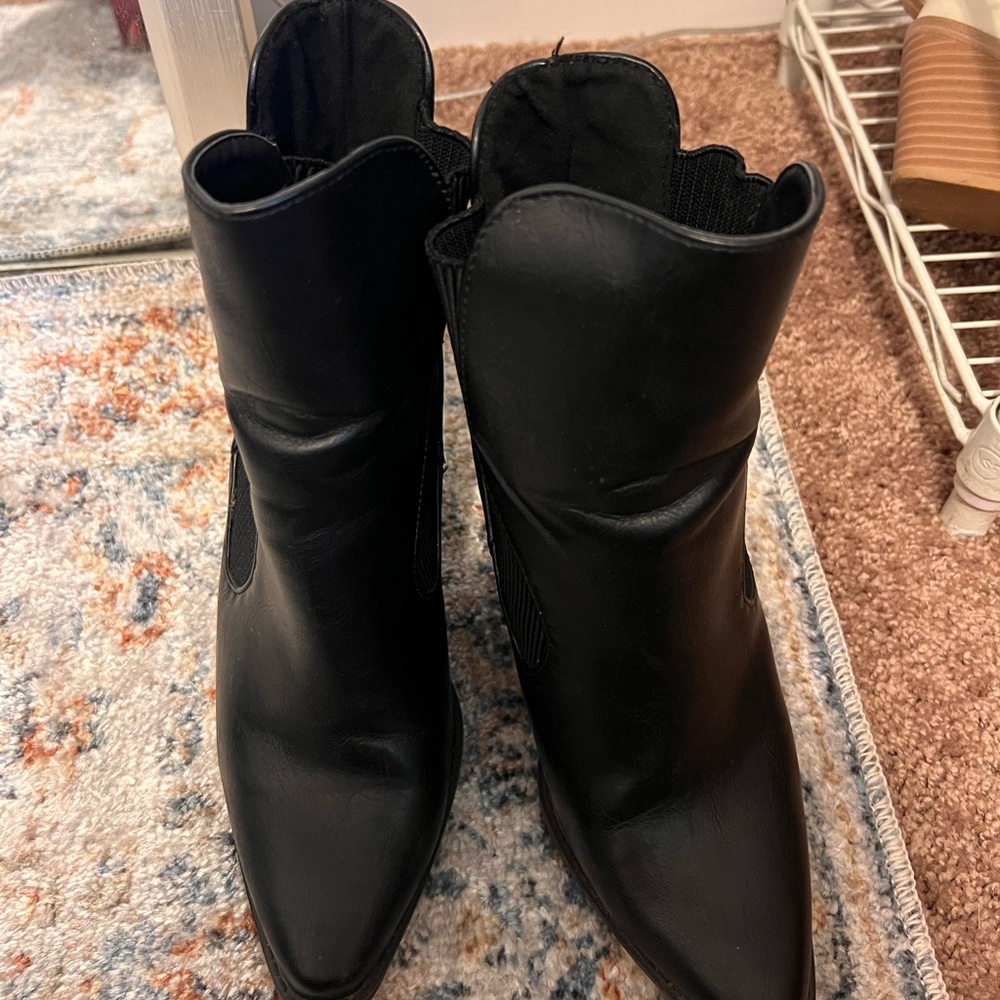 High ankle black boots with heel
